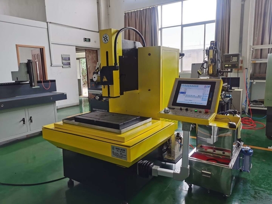 704C Máquina EDM de perfuração de pequenos furos CNC de múltiplos eixos para aplicações de perfuração de metais