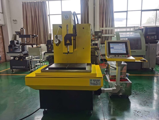 704C Máquina EDM de perfuração de pequenos furos CNC de múltiplos eixos para aplicações de perfuração de metais