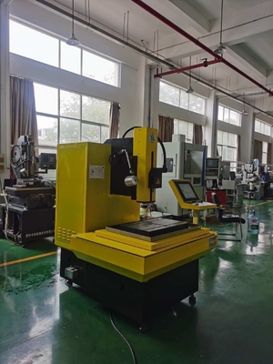 704C Máquina EDM de perfuração de pequenos furos CNC de múltiplos eixos para aplicações de perfuração de metais