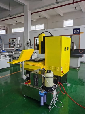 704C Máquina EDM de perfuração de pequenos furos CNC de múltiplos eixos para aplicações de perfuração de metais