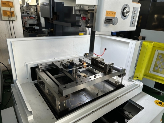 Máquina CNC de corte de fios de trabalho com centrifugador D320c com servomotor e descarga elétrica