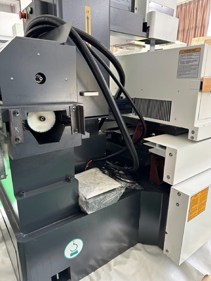 Máquina CNC de corte de fios de trabalho com centrifugador D320c com servomotor e descarga elétrica