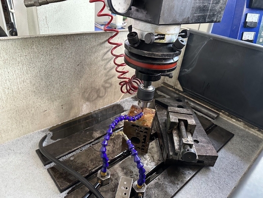 Metal 3-Axis CNC Descarga Elétrica Die Sinker EDM300H com Função de Espelho Machining